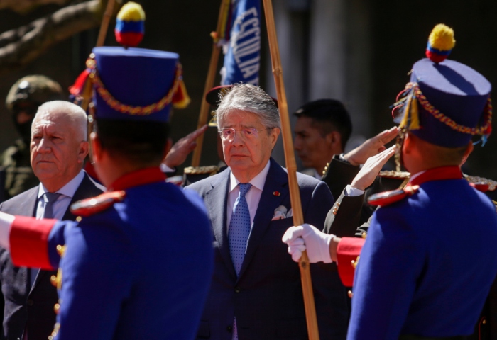 El Ministro de Defensa de Ecuador, Luis Lara, a la izquierda, y el presidente Guillermo Lasso, en el centro, asisten a la ceremonia por el aniversario de la declaración de independencia del país de España, en Quito, Ecuador, el jueves 10 de agosto de 2023. Lasso declaró el estado de excepción, que implica la movilización de militares en las calles, un día después del asesinato a tiros del candidato presidencial Fernando Villavicencio en un acto de campaña en Quito. Foto: Juan Diego Montenegro, AP