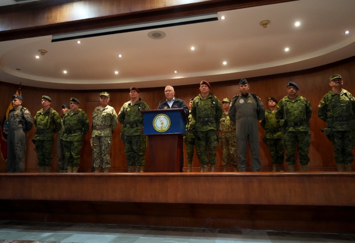 El Ministro de Defensa, Luis Lara, da declaraciones flanqueado por la cúpula de las Fuerzas Armadas en Quito, Ecuador, el jueves 10 de agosto de 2023. Lasso declaró el estado de excepción, que implica la movilización de militares en las calles, un día después del asesinato a tiros del candidato presidencial Fernando Villavicencio en un acto de campaña en Quito. Foto: Juan Diego Montenegro, AP