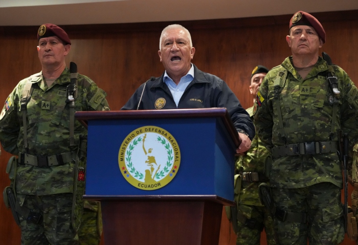 El Ministro de Defensa, Luis Lara, da declaraciones flanqueado por la cúpula de las Fuerzas Armadas en Quito, Ecuador, el jueves 10 de agosto de 2023. Lasso declaró el estado de excepción, que implica la movilización de militares en las calles, un día después del asesinato a tiros del candidato presidencial Fernando Villavicencio en un acto de campaña en Quito. Foto: Juan Diego Montenegro, AP