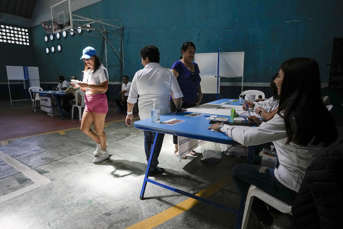 Votantes eligen a sus candidatos en la segunda vuelta de las elecciones presidenciales en Ciudad de Guatemala, el domingo 20 de agosto de 2023.