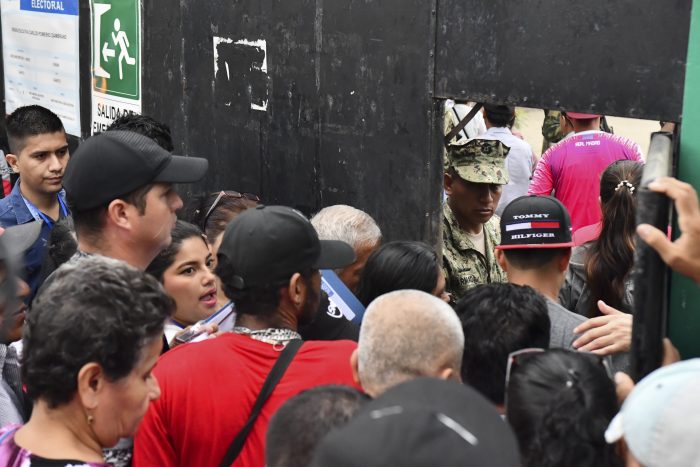 Votantes hacen fila afuera de un centro de votación durante las elecciones presidenciales en Canuto, Ecuador, el domingo 20 de agosto de 2023.