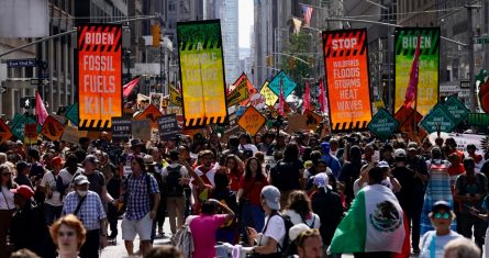 Activistas contra el cambio climático protestan en Madison Ave por las políticas energéticas y el uso de combustibles fósiles, en Nueva York, el domingo 17 de septiembre de 2023.