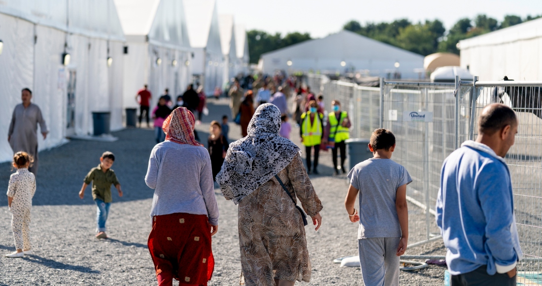 Varios afganos se desplazan por un campamento de refugiados en la Base Conjunta McGuire Dix, el 27 de septiembre de 2021, en Lakehurst, Nueva Jersey. Foto: Andrew Harnik, AP, archivo