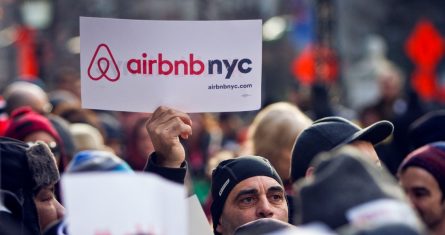 Partidarios de Airbnb durante una protesta afuera del Ayuntamiento de Nueva York, el 20 de enero de 2015. Foto: Bebeto Matthews, Archivo, AP