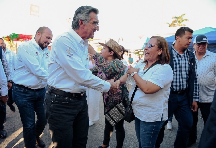 Américo Villarreal Anaya, acudió este lunes al plantón que mantienen las y los profesores en el estado. Foto: Américo Villarreal, Gobierno de Tamaulipas