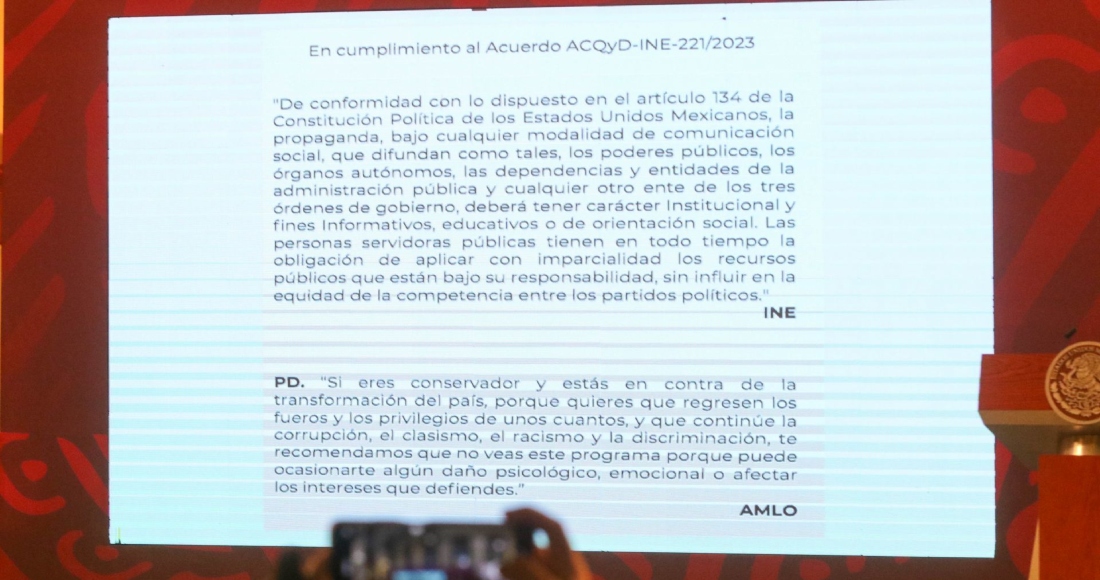 El Presidente Andrés Manuel López Obrador cumplió la mañana de este lunes con la orden del Instituto Nacional Electoral (INE), quien pidió publicar un mensaje, previo a sus conferencias de prensa matutinas, donde se menciona que no se pueden hacer pronunciamientos relacionados con temas electorales.