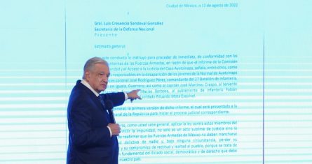 El Presidente Andrés Manuel López Obrador reveló la mañana de este jueves dos cartas que envió a Luis Cresencio Sandoval González, titular de la Secretaría de la Defensa Nacional (Sedena), en las que le instruyó procesar a elementos del Ejército que estarían involucrados en la desaparición de los 43 normalistas de Ayotzinapa.