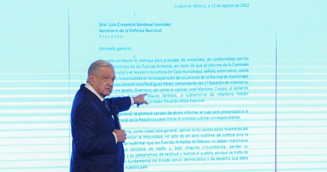 El Presidente Andrés Manuel López Obrador reveló la mañana de este jueves dos cartas que envió a Luis Cresencio Sandoval González, titular de la Secretaría de la Defensa Nacional (Sedena), en las que le instruyó procesar a elementos del Ejército que estarían involucrados en la desaparición de los 43 normalistas de Ayotzinapa.