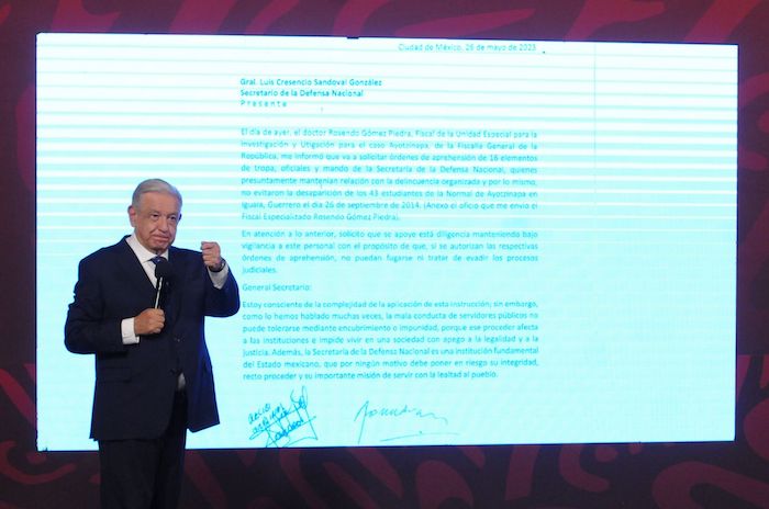 El Presidente Andrés Manuel López Obrador reveló dos cartas que envió a Luis Cresencio Sandoval González, titular de la Secretaría de la Defensa Nacional (Sedena), en las que le instruyó procesar a elementos del Ejército que estarían involucrados en la desaparición de los 43 normalistas de Ayotzinapa.