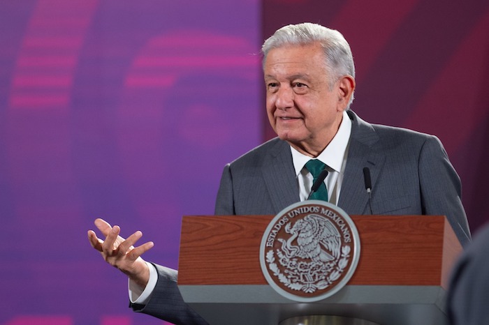 Andrés Manuel López Obrador, Presidente de México, informó que la Secretaría de la Defensa Nacional (Sedena) ofreció un plan de protección a Xóchitl Gálvez Ruiz y a Claudia Sheinbaum Pardo, virtuales candidatas presidenciales, de cara a las elecciones de 2024.