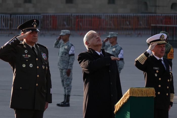 El Presidente Andrés Manuel López Obrador encabezó la mañana de este martes el izamiento de la Bandera a media asta en el Zócalo de la Ciudad de México para recordar a las víctimas de los sismos de 1985 y 2017.