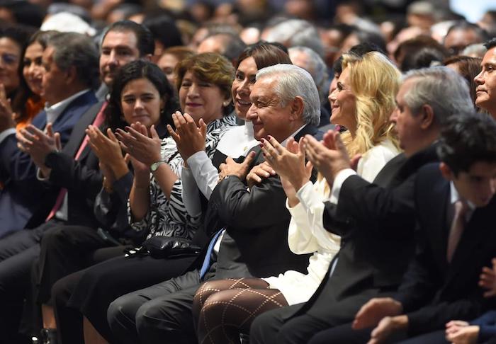 Muy cerca del mandatario mexicano se encontraba Delfina Gómez Álvarez, Gobernadora electa del Estado de México, y Luisa María Alcalde Luján, titular de la Secretaría de Gobernación (Segob).