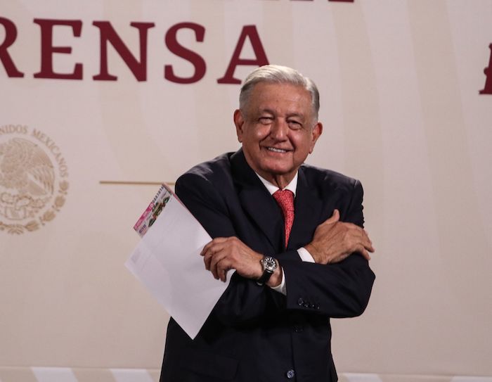 Andrés Manuel López Obrador, Presidente de México, rechazó el llamado del partido Morena de la Ciudad de México a demoler la casa de Xóchitl Gálvez, virtual candidata presidencial de la oposición, luego de que se diera a conocer que no es legal, ni su ocupación ni su construcción, pues no cuenta con los permisos correspondientes.