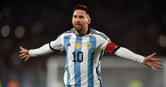 Lionel Messi celebra tras anotar un gol de tiro libre para Argentina ante Ecuador para la victoria 1-0 en las eliminatorias sudamericanas para el Mundial 2026, en el estadio Monumental de Buenos Aires, el jueves 7 de septiembre de 2023. Foto: Gustavo Garello, AP