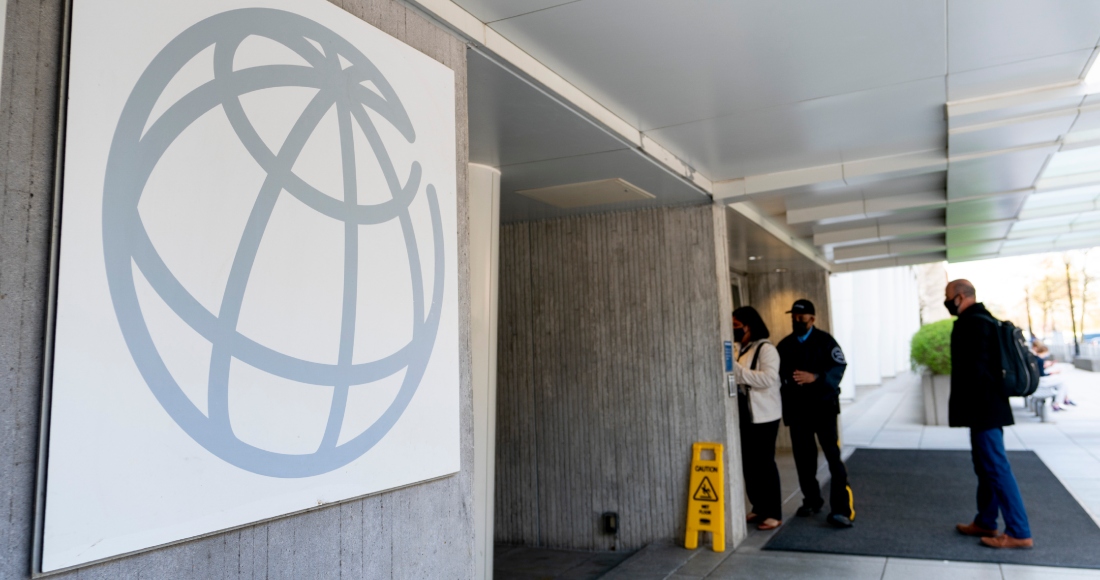 Personas se encuentran cerca de la entrada de la sede del Banco Mundial en Washington, el 5 de abril de 2021. Foto: Andrew Harnik, archivo, AP