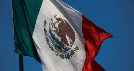 Bandera en el Zócalo de la Ciudad de México.