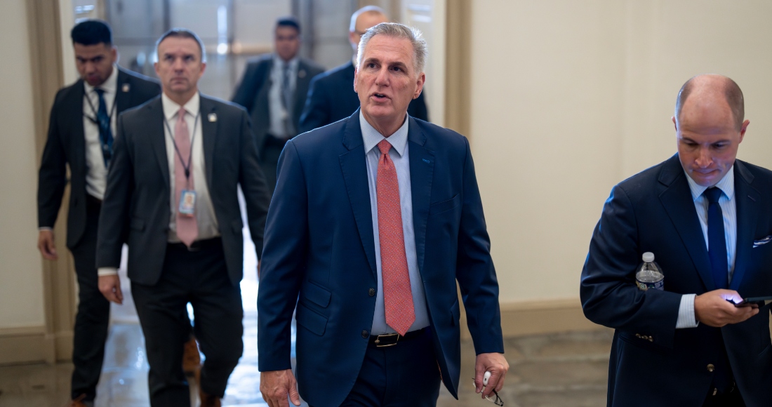 El presidente de la Cámara de Representantes, el republicano Kevin McCarthy, arriba al Capitolio en Washington el martes 12 de septiembre de 2023. McCarthy anunció una investigación para iniciarle juicio político al presidente Joe Biden por los negocios de su familia. Foto: J. Scott Applewhite, AP