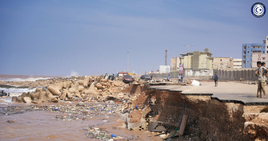 En esta imagen proporcionada por el Gobierno libio, una carretera costera se ve destruida tras fuertes inundaciones en Derna, Libia, el lunes 11 de septiembre de 2023.