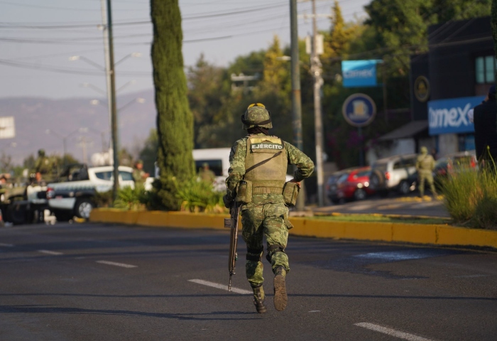 Los incendios de los bares ‘Vertical’, ‘Mint’ y ‘Luv’ fueron provocados por cinco hombres armados y encapuchados que rociaron gasolina a los establecimientos, lanzaron disparos y amagaron a las personas que aún se encontraban en el interior. De acuerdo al reporte que recibieron los servicios de emergencia, a las 6:30 horas de este sábado, el gerente de uno de los negocios afectados solicitó la presencia de cuerpos de seguridad y bomberos debido a que se registraba el incendio de uno de los bares ubicados en la zona residencial de Altozano. Los sujetos amagaron con armas al personal del bar, a quienes les exigieron que abandonaran el lugar ya que el ataque, no era contra ellos. Posteriormente, los delincuentes rociaran gasolina y se retiraron a bordo de un vehículo Aveo, con dirección a otro bar ubicado en la misma zona, el cual también fue incendiado. Foto: