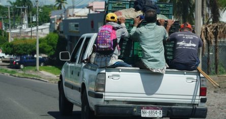 La mayoría de los productores de limón de Apatzingán y Buenavista suspendieron el corte y la venta del cítrico desde hace cuatro días, luego de que el crimen organizado anunció que el cobro de piso se incrementó de 20 centavos a un peso por kilo; tan solo estos dos municipios cultivan más de 42 mil hectáreas. La inconformidad de la gente del campo de esta región de Tierra Caliente se debe a que buena parte de las empacadoras de limón se encuentran en manos del crimen organizado. Ellos deciden cuando se corta y a qué precio se paga el limón. Actualmente hay en el municipio de Buenavista 22 empacadoras de limón y en Apatzingán otra cantidad similar, que también se encuentran en su mayoría paralizadas. Sin embargo, los productores no quieren ceder porque ahora se han sumado otros grupos delictivos como Los Viagras en las extorsiones. Foto: Juan José Estada Serafín, Cuartoscuro