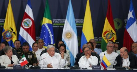 El Presidente mexicano Andrés Manuel López Obrador, al centro del lado izquierdo, pronuncia un discurso al lado del Presidente colombiano Gustavo Petro, al centro del lado derecho, durante la clausura de la Conferencia Latinoamericana y del Caribe sobre Drogas, en Cali, Colombia, el sábado 9 de septiembre de 2023.