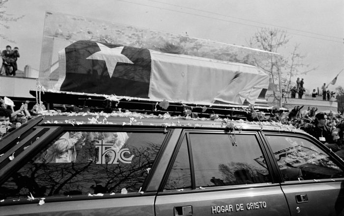 El cuerpo del Presidente depuesto Salvador Allende es trasladado al Panteón General por la avenida principal de la Alameda en Santiago, Chile, el 4 de septiembre de 1990, para volver a ser enterrado con honores presidenciales. Los restos de Allende fueron enterrados por primera vez en una tumba sin identificar en Viña del Mar tras 17 años.