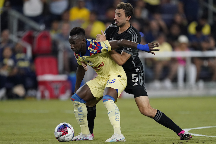 Julián Quiñones, delantero del América, controla el balón delante de Jack Maher, defensa de Nashville, en un duelo de la Leagues Cup, el martes 8 de agosto de 2023.