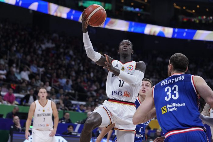 El escolta alemán Dennis Schroder (17) dispara al aro ante el centro Nikola Milutinov (33) durante la final del Mundial de Baloncesto, el domingo 10 de septiembre de 2023, en Manila.