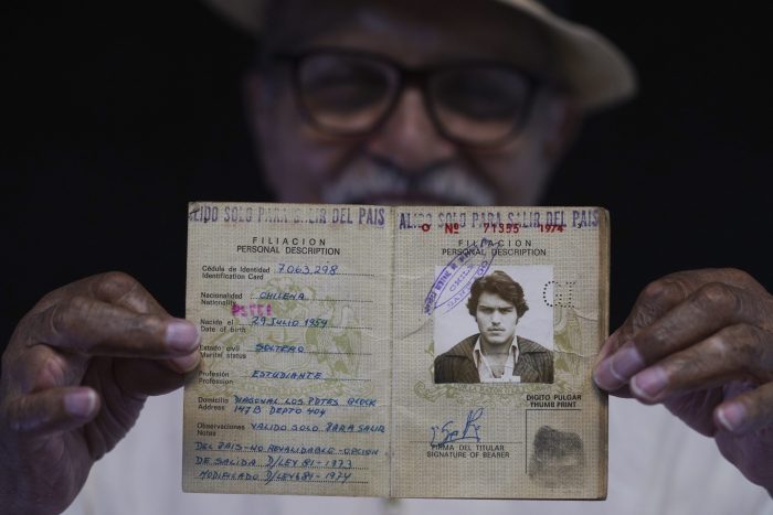 El exiliado chileno Sergio Naranjo muestra su antiguo pasaporte chileno con una inscripción que dice "válido solo para salir del país" en Ciudad de México, el jueves 3 de agosto de 2023. Naranjo, de 69 años, fue miembro del Movimiento de Izquierda Revolucionaria (MIR) y pasó a ser un exiliado político el 17 de mayo de 1975 cuando salió de un centro de detención y fue expulsado de Chile, aterrizando en México, después del golpe militar del general Augusto Pinochet que terminó con el Gobierno de Salvador Allende, quien se suicidó, el 11 de septiembre de 1973.