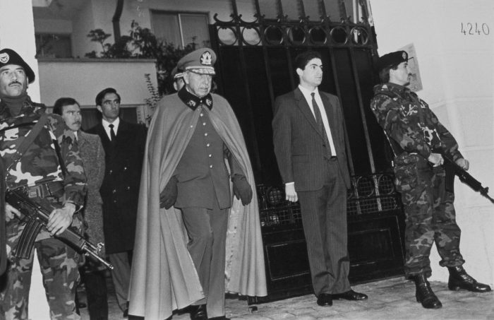 El general Augusto Pinochet sale de su casa, rodeado de guardas de seguridad, en Santiago, Chile, el 7 de septiembre de 1986, un día después de sobrevivir a un intento de asesinato del grupo guerrillero Frente Patriótico Manuel Rodríguez.