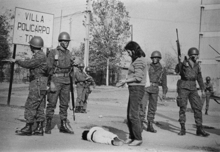 El hijo de una mujer tumbado en el suelo después de que su padre fuera detenido por soldados en un operativo militar en el área de San Miguel en Santiago, Chile, mayo de 1986.