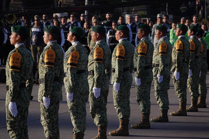 La banda de guerra ejecutó el toque militar "Silencio" para mostrar respeto a quienes fallecieron en estas tragedias que enlutaron al país. Finalmente, el acto concluyó con la entonación del Himno Nacional.