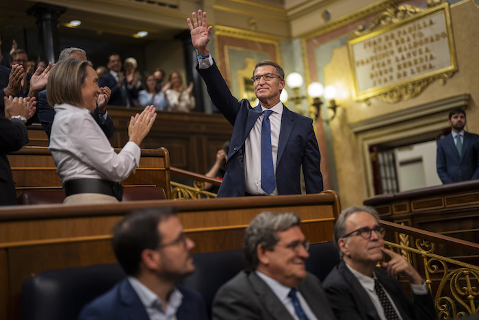 El líder del grupo conservador español Partido Popular, Alberto Núñez Feijóo, saluda a su llegada al Congreso de los Diputados en Madrid, España, el martes 26 de septiembre de 2023.