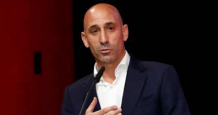 El presidente de la Federación Española de Futbol, Luis Rubiales, interviene en una asamblea general extraordinaria de la institución, en Las Rozas, Madrid, el 25 de agosto de 2023.