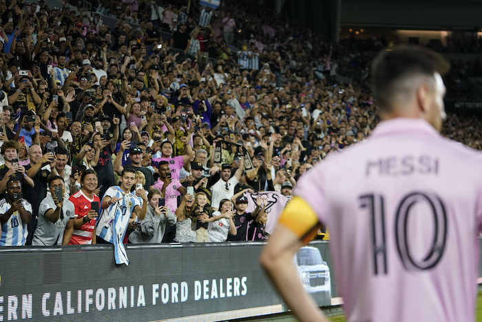 El público ovaciona a Lionel Messi al cobrar un tiro libre durante el partido entre Inter Miami y Los Ángeles FC, el domingo 3 de septiembre de 2023, en Los Ángeles.