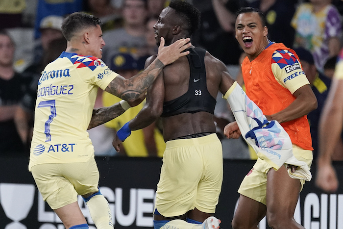 El volante Brian Rodríguez (7) felicita al delantero Julián Quiñones (centro) luego que éste anotó un gol para el América ante Nashville SC por la Leagues Cup, el martes 8 de agosto de 2023, en Bridgeview, Illinois.