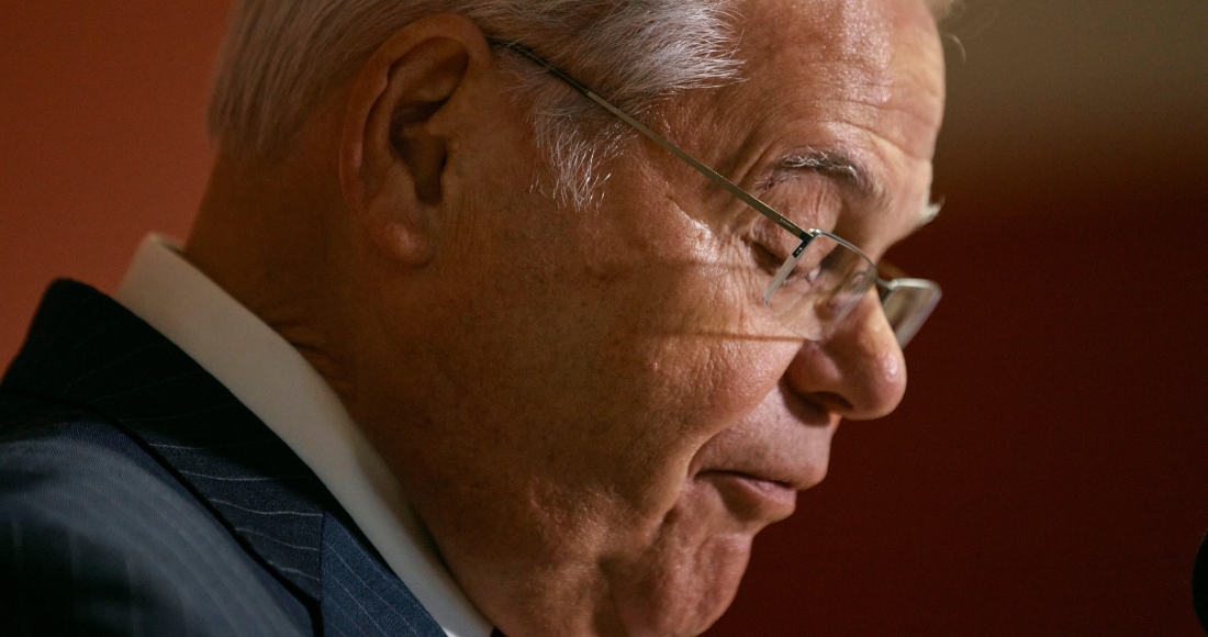 El Demócrata Bob Menendez, Senador federal por Nueva Jersey, da una conferencia de prensa el 25 de septiembre de 2023 en Union City, Nueva Jersey. Foto: Andres Kudacki, AP