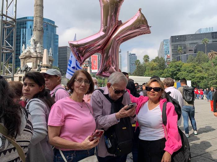 Alrededor del Ángel de la Independencia se concentraron agrupaciones con banderas del PRI, PAN y PRD, así como con prendas rosas características de la autodenominada “marea rosa” promovida por las asociaciones civiles Unid@s y Sí por México, que a su vez se formaron con el apoyo del empresario Claudio X. González.