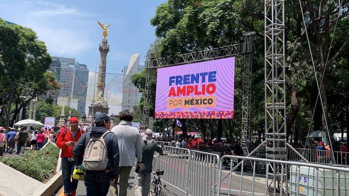 Una de las pantallas que se colocó para seguir el evento de Xóchitl Gálvez en el Ángel de la Independencia.