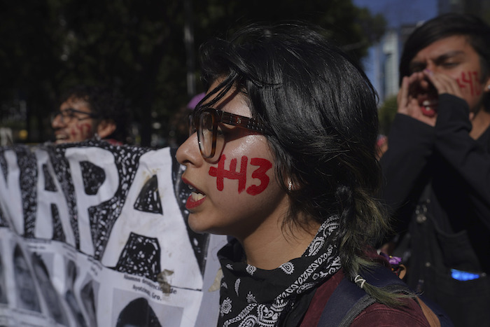 Familiares y simpatizantes de los 43 estudiantes de Ayotzinapa marchan por el noveno aniversario de su desaparición, en Ciudad de México, el martes 26 de septiembre de 2023.