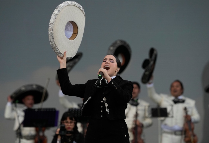 La cantante mexicana Camila Fernández saluda durante su concierto en el segundo día del festival Arre en la Ciudad de México el 10 de septiembre de 2023. Foto: Ferna