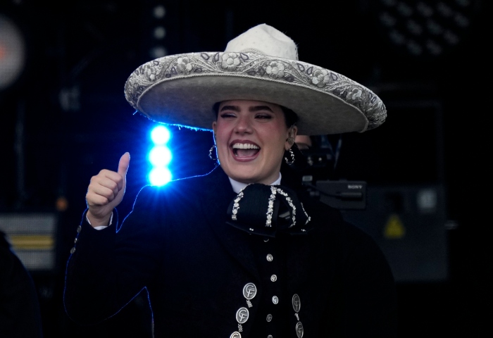 La cantante mexicana Camila Fernández saluda durante su concierto en el segundo día del festival Arre en la Ciudad de México el 10 de septiembre de 2023. Foto: Fernando Llano, AP