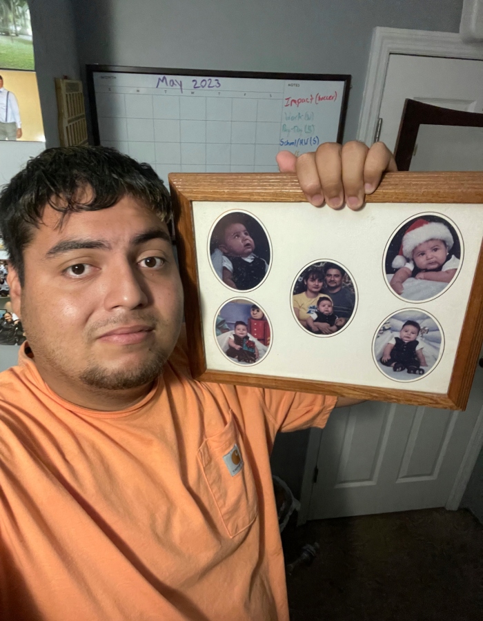 Salvador Rojas sostiene una foto de su familia, el 14 de septiembre de 2023, en Orlando, Florida. Rojas y sus dos hermanos nacieron en el centro de Florida. Sus padres, mexicanos, llegaron al estado en 1999 pero no tienen la documentación en regla. El padre trabaja en la construcción, pero desde la aprobación de una nueva ley estatal pasa más tiempo en casa porque no logra encontrar trabajo. Foto: Salvador Rojas vía AP