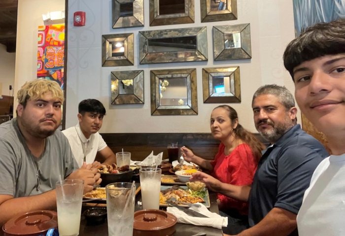 En esta foto sin fecha proporcionada por Diego Rosas (derecha), aparece cenando junto a su familia en el centro de Florida. Rojas y sus dos hermanos nacieron en Estados Unidos pero sus padres, mexicanos, llegaron al estado en 1999 pero no tienen la documentación en regla. El padre trabaja en la construcción, pero desde la aprobación de una nueva ley estatal pasa más tiempo en casa porque no logra encontrar trabajo. Foto: Salvador Rojas vía AP