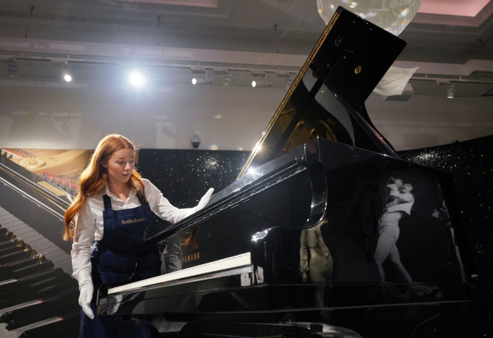 Un piano de media cola Yamaha G2 en el que Freddie Mercury compuso "Bohemian Rhapsody" es exhibido el 3 de agosto de 2023, en Londres. El piano se subastó por más de 2 millones de dólares el 6 de septiembre en Sotheby's. Foto: Yui Mok/PA vía AP