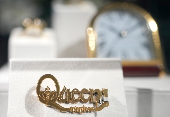 Uno de cuatro broches de oro exclusivos de Cartier con la leyenda "Queen Number 1" creados en 1975 es exhibido en la casa de subastas Sotheby's en Londres, el 3 de agosto de 2023. El broche fue un regalo del mánager de Queen para cada uno de sus integrantes después de que la canción “Bohemian Rhapsody” encabezó las listas de popularidad. Se vendió por 165.000 libras esterlinas (208.000 dólares) el 6 de septiembre de 2023. Foto: Kirsty Wigglesworth, archivo, AP