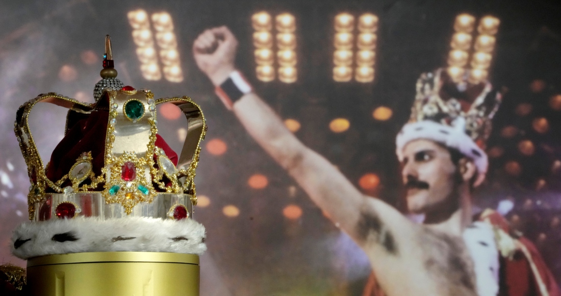 La corona distintiva de Freddie Mercury usada durante la gira Magic, exhibida en la casa de subastas de Sotheby's en Londres, el jueves 3 de agosto de 2023. Un brazalete de serpiente plateado de estilo victoriano que Freddie Mercury usó en el video de "Bohemian Rhapsody" se vendió por 698.500 libras (881.000 dólares), el precio más alto pagado por una joya propiedad de una estrella de rock. Un comprador ofreció 635.000 libras (801.500 dólares) por la corona y la capa que la acompañaban. Foto: Kirsty Wigglesworth, archivo, AP