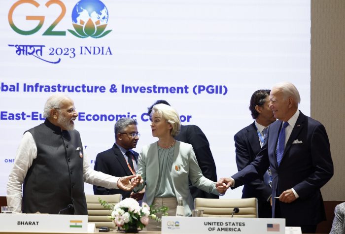 El Presidente estadounidense Joe Biden (derecha), el Primer Ministro indio Narendra Modi (izquierda) y la presidenta de la Comisión Europea, Ursula von der Leyen, durante un evento en el marco de la cumbre del G20 en Nueva Delhi, India, el 9 de septiembre de 2023.