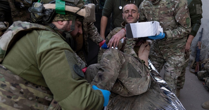 Paramédicos ucranianos de la 3ra brigada de asalto trasladan a un camarada herido en una camilla tras llegar del campo de batalla a un hospital de campaña cerca de Bájmut, región de Donetsk, Ucrania, el domingo 10 de septiembre de 2023. Foto: Alex Babenko, AP