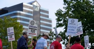 Sindicalistas del sector automotor marchan frente a la sede de Stellantis en Auburn Hills, Michigan, 20 de setiembre de 2023. 